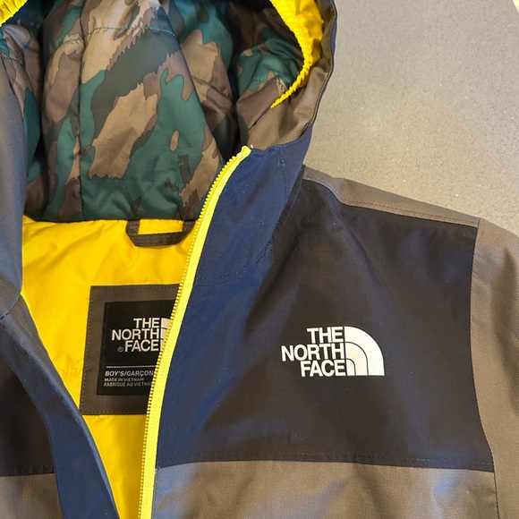 The North Face Black and Yellow Hooded Jacket - Picture 4 of 6